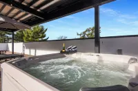Up North Urban Retreat with Rooftop Hot Tubs