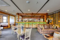 Lake Resort by Marsden - bar