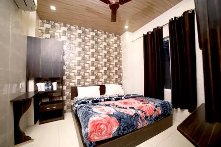 Hotel Star Light Отели рядом с достопримечательностью «Guru Nanak Dev University»