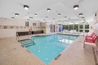 Holiday Inn & Suites SURREY EAST - CLOVERDALE by IHG - Pools