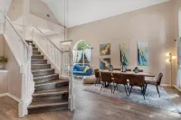 บ้านแสงส่องสว่างพร้อมสระว่ายน้ำและอ่างน้ำร้อน ห้องเกม