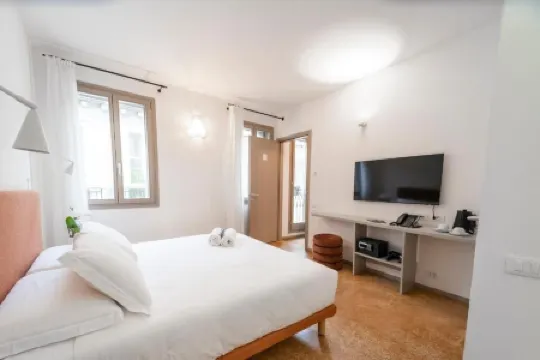 Ca' La Stampa Отели рядом с достопримечательностью «Церковь Святых Апостолов»