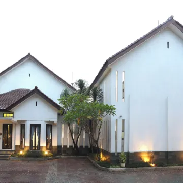 Jambuluwuk Heritage Menteng Suites Отели рядом с достопримечательностью «Посольство Египта»