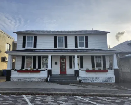 Auberge Le Cosy Amos Hotels in Amos