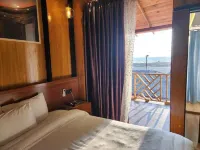 TUPTUP Resto & Resort Hotel di 