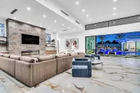 Luxury Retreat Pool, Putting Green + Pickleball Sleeps 17 Bravo Villa 8 by Avantstay