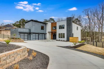 Serenity Estates 5Br Modern Retreat Hotels near World Changers Church International