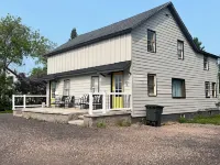 The Sunny Side! Convenient and Sleeps 6! Hotels in Calumet
