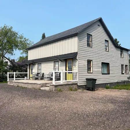 The Sunny Side! Convenient and Sleeps 6!