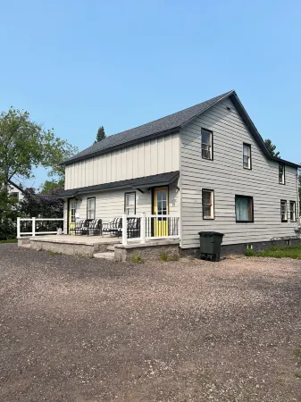 The Sunny Side! Convenient and Sleeps 6!