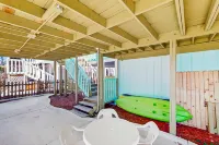 Relaxing retreat with Lake Powell views, dock access, 2 pools, & screened patio Hotels in Bay County