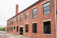 Chic Retreat - Historic Loft, Private Amenities, Downtown Hotels in Pawtucket