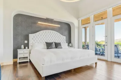 Luxury Desert Estate Pool, Theater, Chefs Kitchen, and Minutes from Old Town