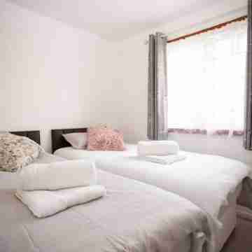 Cozy 3-Bedroom Home in Luton Rooms