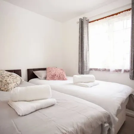 Cozy 3-Bedroom Home in Luton