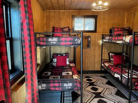 WALK TO SLOPES.  Make memories at Deerwoods, a traditional Mountain Lodge.