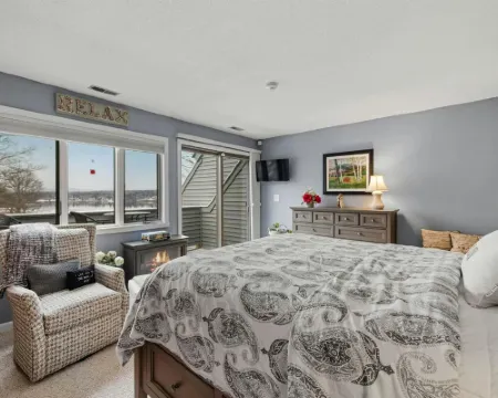 Townhome w/ amazing Paugus Bay - Lake Winnipesaukee - Views Hotels in Laconia