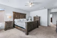 12 Beds,Pool table,Ping Pong,Volleyball+Basketball Hotels in Coachella