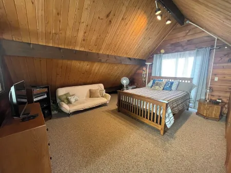 Beachfront 3-bedroom 2-bath beachhouse with WiFi in charming Pacific City