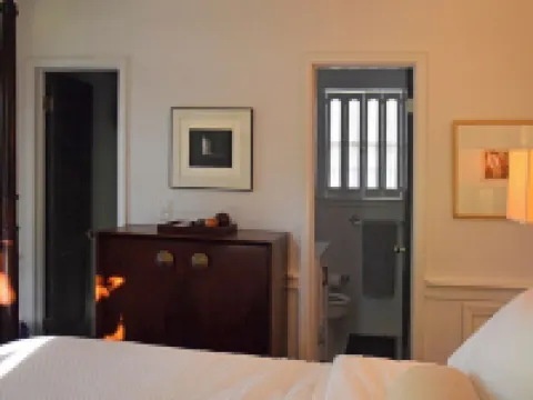 Cozy 1-bedroom house in historic Arrow Rock with WiFi, AC. Hotels in Saline County