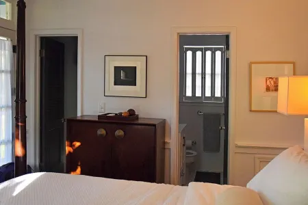 Cozy 1-bedroom house in historic Arrow Rock with WiFi, AC.