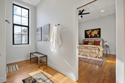 Modern + Historic: "Evans Suite" Luxury Loft Overlooking Charming DT