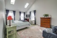 Spacious home for entertaining, centrally located to beach, ferry, and airport.