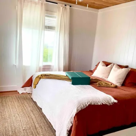3-bedroom 2 bath cottage-Walk to beach or golfCourse.Hot Tub and outside shower