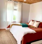 3-bedroom 2 bath cottage-Walk to beach or golfCourse.Hot Tub and outside shower