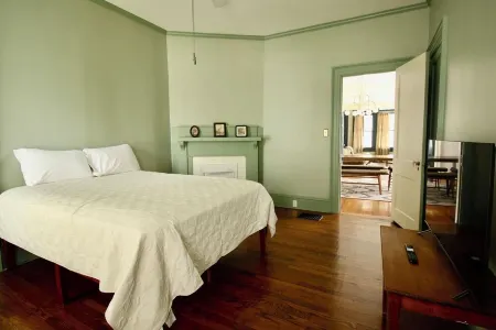 Rou's Charming 3-bedroom house in Historic Vineville with WiFi, AC Отели в г. Мейкон