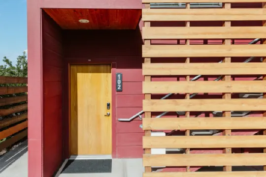 Modern Studio Suite with Full Kitchen and Smart Amenities - Cozy Retreat