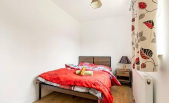 Spacious 3-Bed House with Car Park Near Heathrow