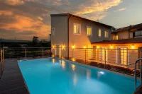 Petit Hotel - Pools