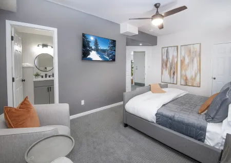 Escape to Modern Mountain Retreat Near Top Ski Resorts w/ Hot Tub!