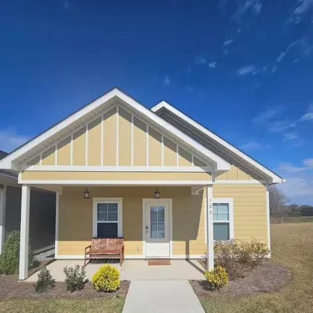 The Cottages 2 2BR2BA Dothan Pet Friendly Gorgeous Pool, Pickle Ball court, Gym