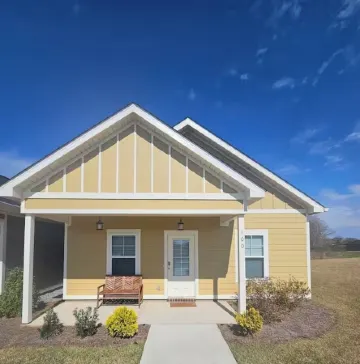 The Cottages 2 2BR2BA Dothan Pet Friendly Gorgeous Pool, Pickle Ball court, Gym