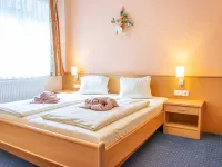 Strandhotel Burgstaller Hotels in Villach-Land