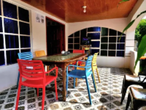 3 Bed House - Sleeps 20 - Pets - Pool - Garden