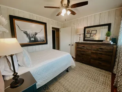 Midtown Cottage- Self Check-In & Centrally Located in Owensboro Hotels near Owensboro-Daviess County Convention and Visitors Bureau