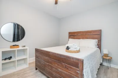 Cozy 2- bedroom w/ patio mins from Midway Airport Hotels near Midway International Airport