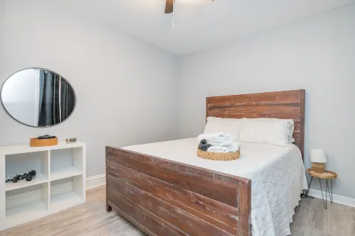 Cozy 2- bedroom w/ patio mins from Midway Airport