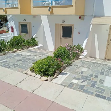 Leonidas Hotel & Studios