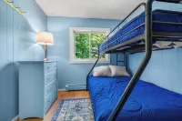 Cozy Chalet 12 Min to Stratton, 7 Min to Bromley & 15 Min to Manchester