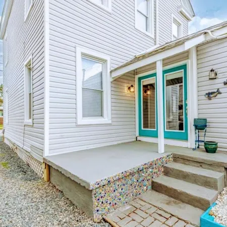 Victoria home Beachfront 3b, 2 bath 4 bed close to shop and toy for children