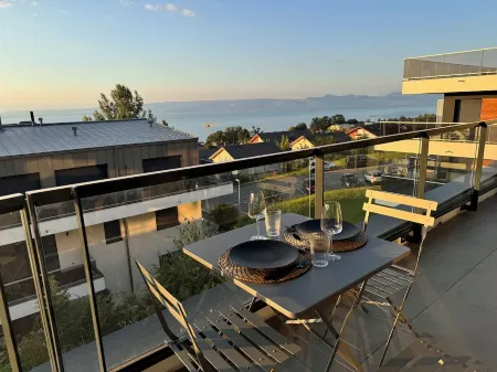 Lake view apartment, terraces, 2 bedrooms, open kitchen Отели рядом с достопримечательностью «Buvette et Source Cachat»