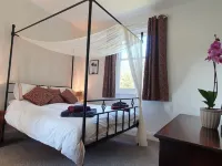 Hinton Lodge - Quaint Victorian four star cottage in a quiet rural location. Hotels in Trowbridge