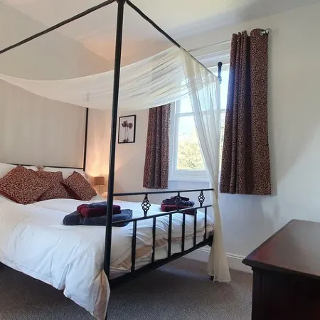 Hinton Lodge - Quaint Victorian four star cottage in a quiet rural location.