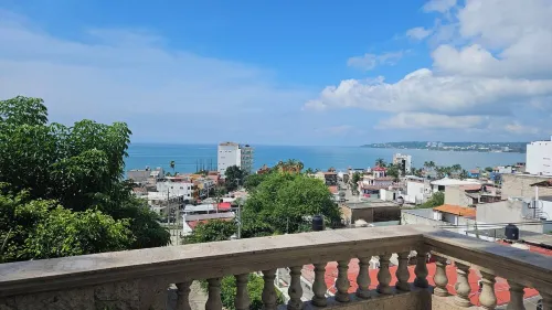 Beautiful Bay Views, close to Town Center, Dining and  Beach