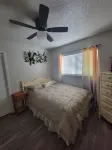 Cheerful desert oasis home with a privacy hot tub! 1 minute to new hospital! Отели рядом с достопримечательностью «Noshirwani Kairasp C MD»