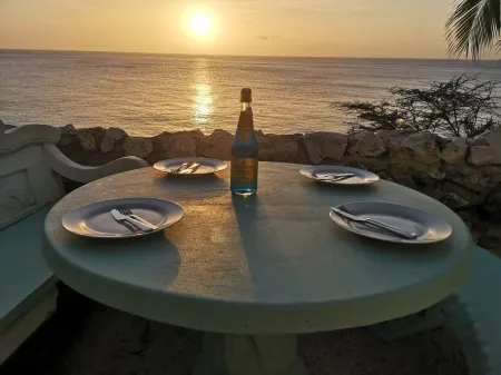 Serenity Haven: Garden-View Retreat at Lagoon Bay Отели рядом с достопримечательностью «Cas Abao Beach»